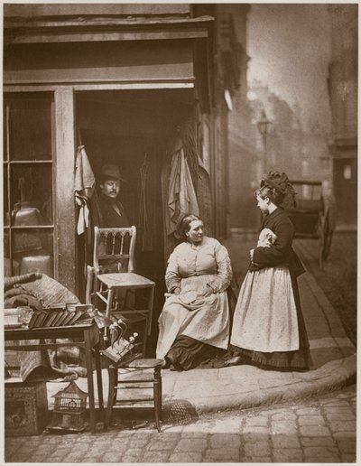 古い家具、「ロンドンのストリートライフ」、1877-78年（woodburytype） 作： John Thomson